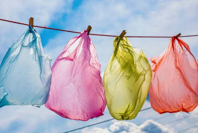 Психологи объяснили, почему мы храним «пакет с пакетами»