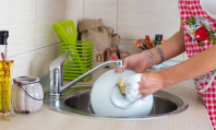 Как вымыть гору грязной посуды без капли средства — названы неожиданные помощники на вашей кухне