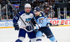 «Тогда просто сжигайте тенге». Ситуация в «Барысе» вызвала серьезные опасения