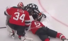 Хоккеист из России отправил соперника в жесткий нокдаун в НХЛ. Видео