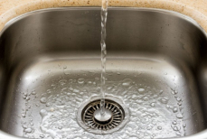 Как с помощью неожиданного прибора прочистить слив раковины