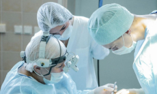 Китайские врачи смогли вернуть женщине ухо, вырастив его на стопе