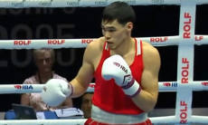 Брутальным нокаутом закончился бой чемпиона мира из Казахстана на ЧМ-2025 по боксу