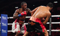 Бой чемпиона мира обернулся разгромом после скандала Жанибека Алимханулы. Видео