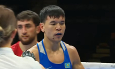 Разгромом с нокдаунами закончился первый бой Аблайхана Жусупова на ЧМ-2025 по боксу