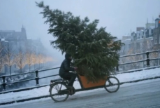 McDonald’s показал честный ИИ-ролик о предновогодней суете — никакой сказки. Видео