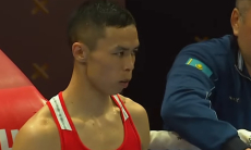 Разгромом с нокдаунами обернулся бой Сакена Бибосынова на ЧМ-2025 по боксу