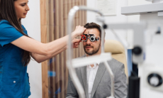 Офтальмолог назвала тревожные причины «мушек» перед глазами