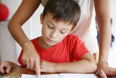Ученые рассказали, стоит ли делать уроки вместе с ребенком