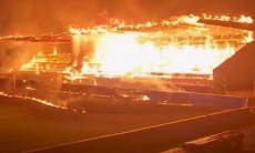 Разъяренные болельщики титулованного клуба сожгли стадион в Европе. Видео