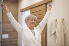 Почему после 65 лет не стоит принимать душ ежедневно — многие этого не знают