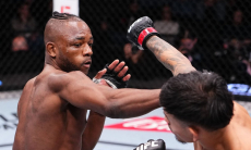 Главный бой последнего турнира UFC в 2025 году закончился брутальным нокаутом. Видео