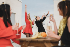 Психолог объяснила, почему новогодние корпоративы необходимы для успешного рабочего коллектива