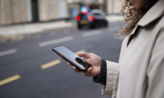 Какие неприятные последствия ходьбы с телефоном в руках