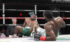 Боксёры одновременно отправили друг друга в нокдаун во время боя. Видео