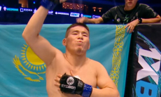 Непобеждённый казахстанский боец финишировал узбекистанца в первом раунде