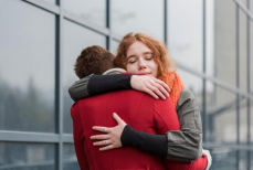 Ученые рассказали, почему объятия делают людей счастливыми