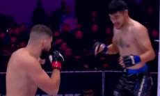 Непобежденного узбекистанского бойца в первом раунде финишировали в Казахстане