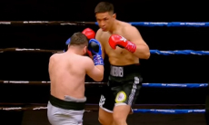 Тяжелым нокаутом закончился бой казахстанского боксера за титул чемпиона мира