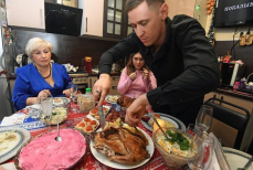 Названы три самые вредные категории блюд на новогоднем столе