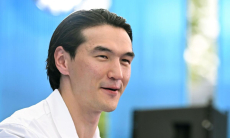 Чемпион мира по боксу из Казахстана встретился с Нурланом Сабуровым. Фото