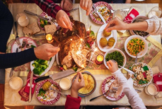 Нутрициолог поделился советами, как не переесть в новогоднюю ночь