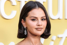 Селена Гомес рассказала подписчикам, откуда у нее «усы»