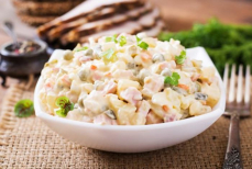 Этот популярный салат больше всего вредит желудку на праздники