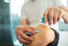 Эксперт рассказал, нужно ли применять мази и гели для суставов в холодную погоду