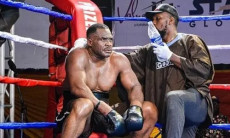 Легендарный 52-летний боксёр потерпел первое поражение в карьере и остался без титула