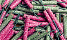 Почему не стоит запускать фейерверки в варежках и с балконов