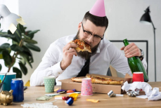 Раскрыты девять способов избежать переедания за новогодним столом