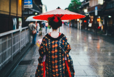 Зачем японцы садятся на унитаз лицом вперед — неожиданное объяснение