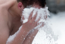 Врач предупредила о смертельных рисках ныряния в снег после бани