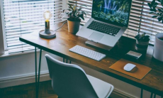 Из-за сидячей работы может развиться синдром «офисного колена»