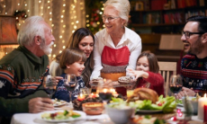 Как организовать новогодний стол для детей