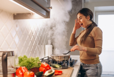 Как убрать запахи на кухне перед приходом гостей — секреты, которые действительно работают