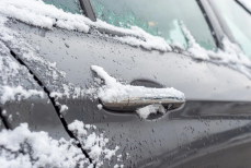 Как открыть замерзший замок автомобиля без повреждений — простые способы с подручными средствами