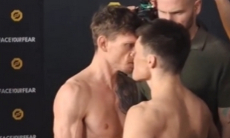 Жалгас Жумагулов провел огненную дуэль взглядов с потасовкой перед боем за титул. Видео