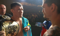 Жалгас Жумагулов провел финальную дуэль взглядов перед боем за титул. Видео