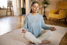 Эта поза из йоги полезна для женщин старше 50 лет