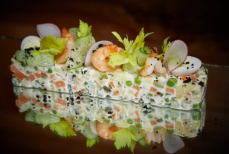 Рецепт оливье по запросу зумеров — без морковки, горошка и соленых огурцов