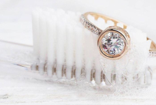 Украшения будут сверкать — простые способы очистки ювелирных изделий дома