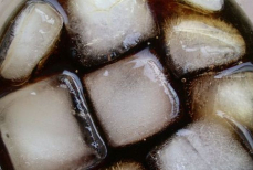 Как быстро приготовить лёд для напитков — полезные хитрости для заморозки