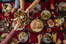 Гастроэнтеролог объяснил, почему новогодние блюда становятся причиной отравлений