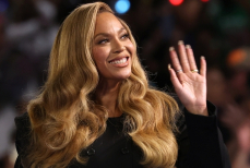 Популярная певица стала долларовым миллиардером