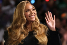 Популярная певица стала долларовым миллиардером