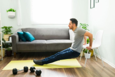 Названы лучшие упражнения для домашних тренировок на новогодних выходных