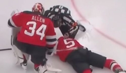 Хоккеист из России отправил соперника в жесткий нокдаун в НХЛ. Видео