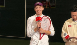 Елене Рыбакиной вручили оригинальный подарок. Фото